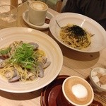 森の間CAFE - 右:ツナと梅肉のパスタ  左:アサリと水菜のオイルパスタ