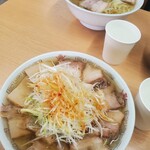 坂内食堂 - チャーシューがいーっぱい