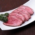 たかはし酒房 - 国産牛肉を使用したタタキです。とても美味しいです。