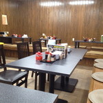 テーブルと小上がり。