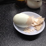 大竜軒 - 剥き易い様に、殻にはヒビを入れてあった。