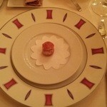 ル・ブルギニオン - 最初に出てくる、一口で食べられる小さなパンのようなもの。