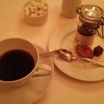 ル・ブルギニオン - 最後に出てくるコーヒーといつも出てくる小菓子。