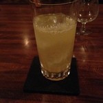 ウォータークラブ - コニャックを造る名門蔵のスパークリング葡萄ジュースをベースにしたカクテル
