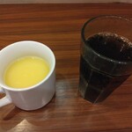 快活CLUB - ドリンク写真:ウェルカムドリンクはコーンスープ&ドクターペッパー(2026.1.17)