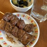 大衆イタリアンかね子 - けしのみみたいな独特のスパイス塩。レバー99円、カシラ143円でお安いねー