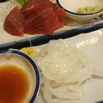 マグロ刺し200円 イカそーめん150円 せんべろ～。