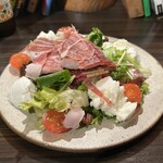 バルデビス - 生ハムと無花果のサラダ　水牛モッツァレラ使用