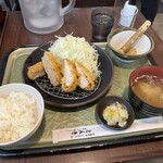 とんき - 料理写真:日替ランチ、1,180円税込。ご飯半分。キャベツ、ご飯、お味噌汁、お漬物はおかわり自由なり〜。