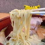 れんげラーメン - 麺、にゅ〜〜ん！　※ぶよっと食感の、加水率高めのやつ