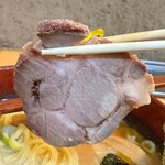 れんげラーメン - チャーシュー、にゅ〜〜ん！　※こういう普通のチャーシューで、良いんよ
