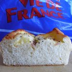 VIE DE FRANCE - ④カルボナーラのパンの断面図。