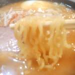 麺矢 龍王 - 味噌らーめん　太麺リフトアップ