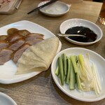 民福北京烤鴨店 - 北京ダック。鴨肉と味噌ダレはなかなかのクオリティ。丸々のダックをフロアでさばいてくれました。