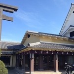 白玉屋榮壽 - 大鳥居のすぐ横にお店はあります