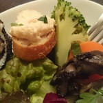 ラ ランテルナ ディ ジェノバ - 爪楊枝で食べるニシ貝、自家製リコッタとサーモンのムース、野菜のオイルマリネ