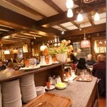 Restaurant Haesje Claes - 壁にはオランダのタイル、食器、チューリップが飾られている。