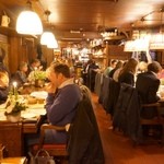 Restaurant Haesje Claes - 店内は広いが、常に満席。