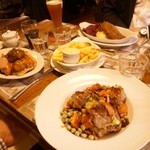 Restaurant Haesje Claes - 奥：ビーフシチュー手前：グリンピースと豚肉のコンフィ　左：ソーセージとベーコン、マッシュポテト