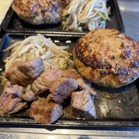 鉄板和食とワイン 萬鉄 - ハンバーグと黒毛和牛切り落としステーキ合い盛り