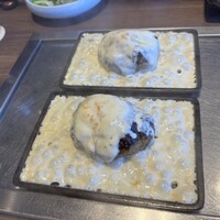 鉄板和食とワイン 萬鉄 - クワトロフロマージュソースハンバーグ