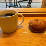 スターバックスコーヒー - 料理写真:ブリュードコーヒー　トール　400円税別とブルベリーベーグルサンド355円税別