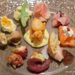 ダルマット - 前菜盛合せ（生ハム、鰤のカルパッチョ、スモークサーモンとクリームチーズのムース、白レバーとフォアグラのムースとイチジクのジャム、馬肉のカルパッチョ、真蛸の柔らか煮、きのこのマリネ等）【2015年2月】