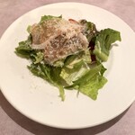 リストランテ エスト - すりたて生ハムと新鮮な野菜のサラダ                                      パルミジャーノチーズを削って