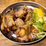 炭焼 余白 - ②親鶏腿肉(税込450円)
硬い肉でゴリッとした歯応え、濃い旨みです
③親鶏皮(税込450円)
コリコリというよりもゴリゴリな歯応え、親鶏なのでしっかりとした旨み