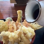 三日月庵 - タレを回し掛けて