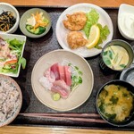すしダイニング清水 - 刺身盛り合わせと鶏の唐揚げ御膳