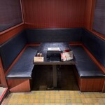 つるとんたん - 店内・テーブル席