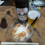 武田酒店 - 瓶ビールとオニオンスライス温玉のせ
