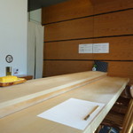 江戸前鮨 二鶴 - L字カウンター7席