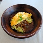 カフェ　みつばち - 半熟チーズオムレツのブラウンソース焼きそば