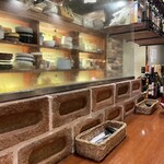 Naga～n cucina italiana - カウンターにテーブル席あり