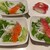 魚べい - 料理写真:レタス包みサーモン、マグロと右上はカツオ