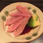 炭火焼鶏Ryo - 生ハムとアボガドの小鉢。ごま油の風味とアボガドの硬さが絶妙でした。