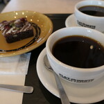 フラットホワイトコーヒーファクトリー - ドリンク写真:（2026/3月）無花果ショコラブラウニーとコーヒー