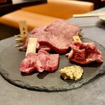 尾崎牛 丸子屋 - 厳選タンの三種盛り二切れずつ
