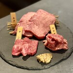 尾崎牛 丸子屋 - 厳選タンの三種盛り二切れずつ