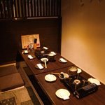 なかなか家 - 和風モダンな店内。小上がりのお座敷は、宴会時には46名様まで対応可能です。10名様までOKの堀りごたつ個室もあり