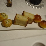 リストランテ サクラ - ズッキーニ、玉葱、人参を練り込んだ自家製パン