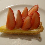 リストランテ サクラ - 苺とホワイトチョコのタルト、グレープフルーツの香り