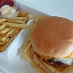 コックテイル ハンバーガーズ - チーズチーズバーガー。フレンチフライがサクッとカリッとしていて好み♪