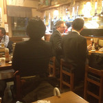 Shimbashi kita hachi - 狭い店内、結構、満席率高い。当然、常連がほとんど。