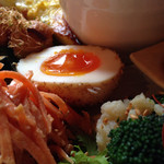 ミンユン - 卵は半熟で見るからに美味しそう。
            手前は人参サラダ
