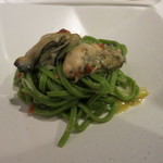 リストランテ サクラ - 広島牡蠣とうるい　春菊を練り込んだキタッラ