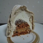 アシッドラシーヌ - モンブラン断面ショーフランス産栗クリームとサクサクシュクセ生地
       中は生クリーム
      