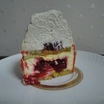 アシッドラシーヌ - キュリユー　断面ショー　
       
      バニラとマスカルポーネのクリームの下は、フロマージュムースとピスタチオのビスキュイ
       
      真ん中は甘酸っぱいフリュイルージュソースが入っています。
      